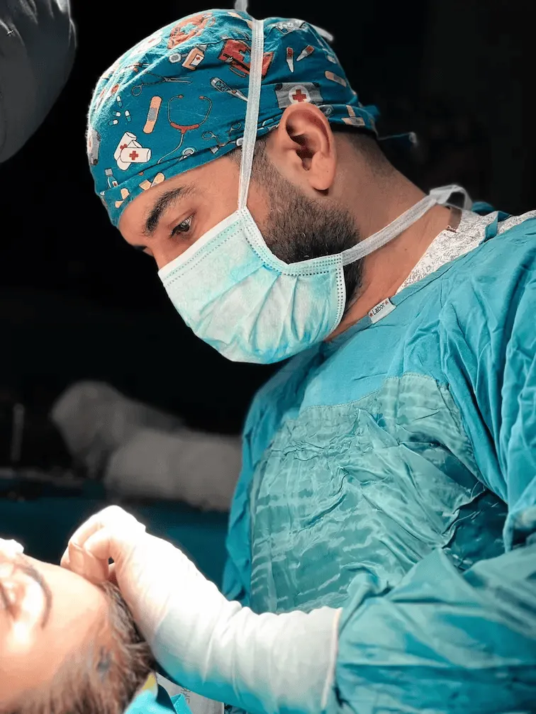 Dr. Oyur im Operationssaal